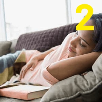2 : Femme enceinte détendue