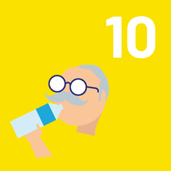 10 : Senior buvant de l'eau contre la constipation